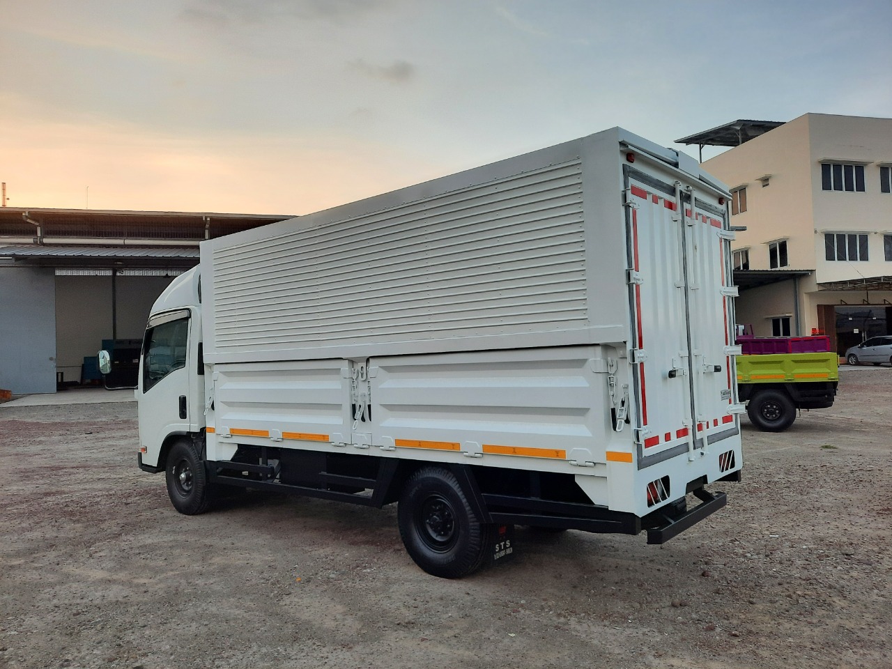 Isuzu NLR Long – Wingbox
