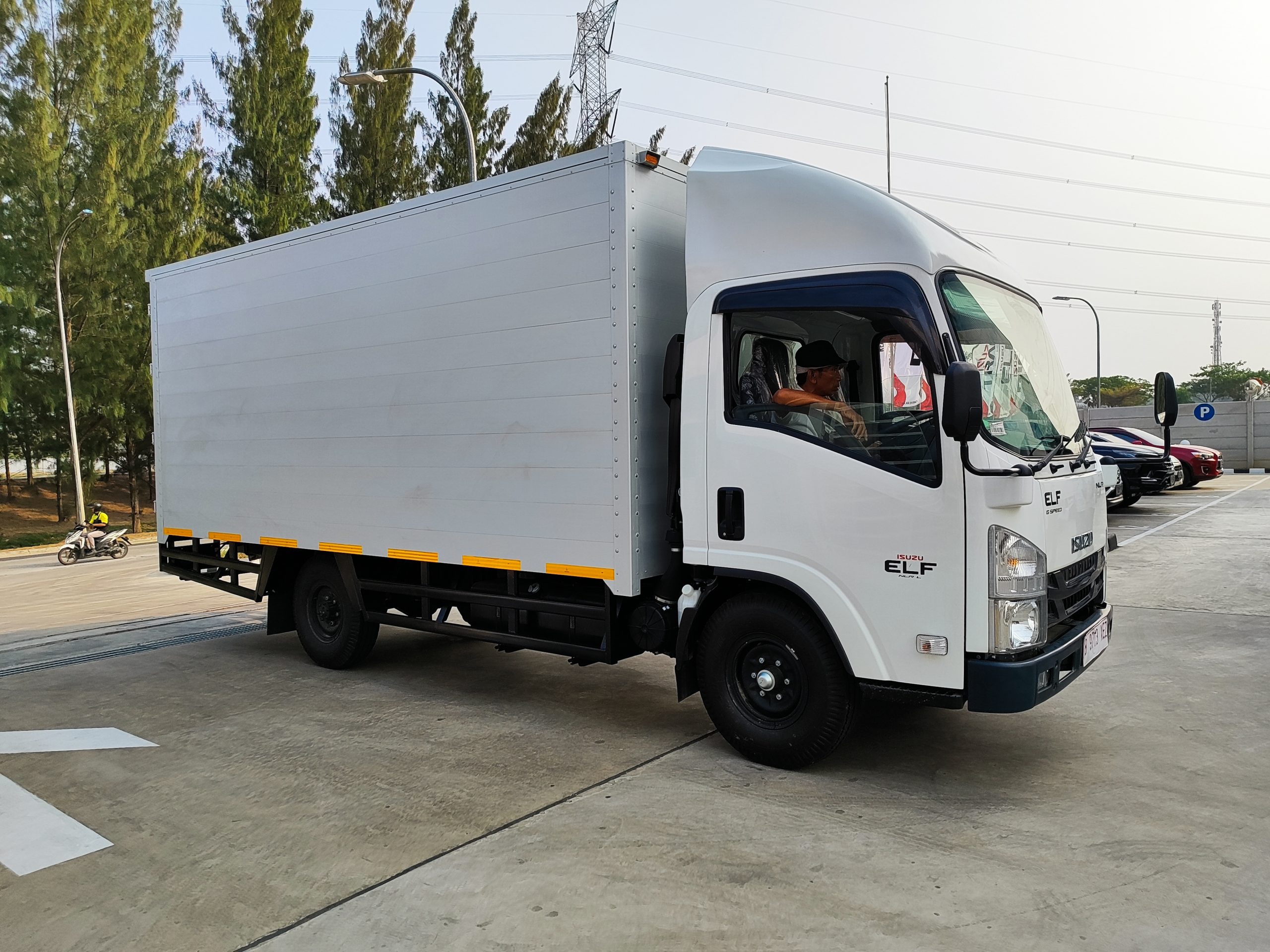 Isuzu NLR Long – Box Alumunium