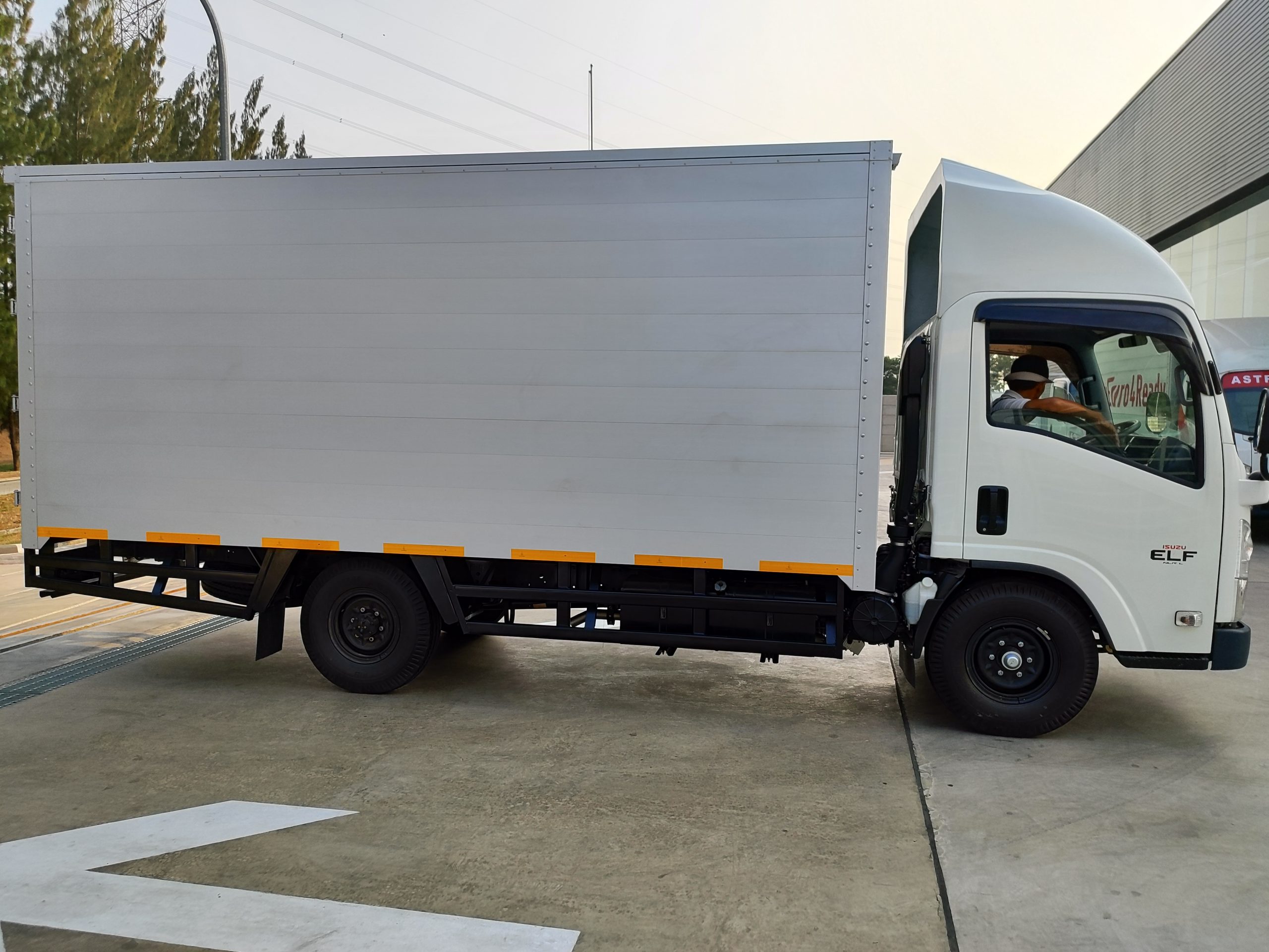 Isuzu NLR Long – Box Alumunium