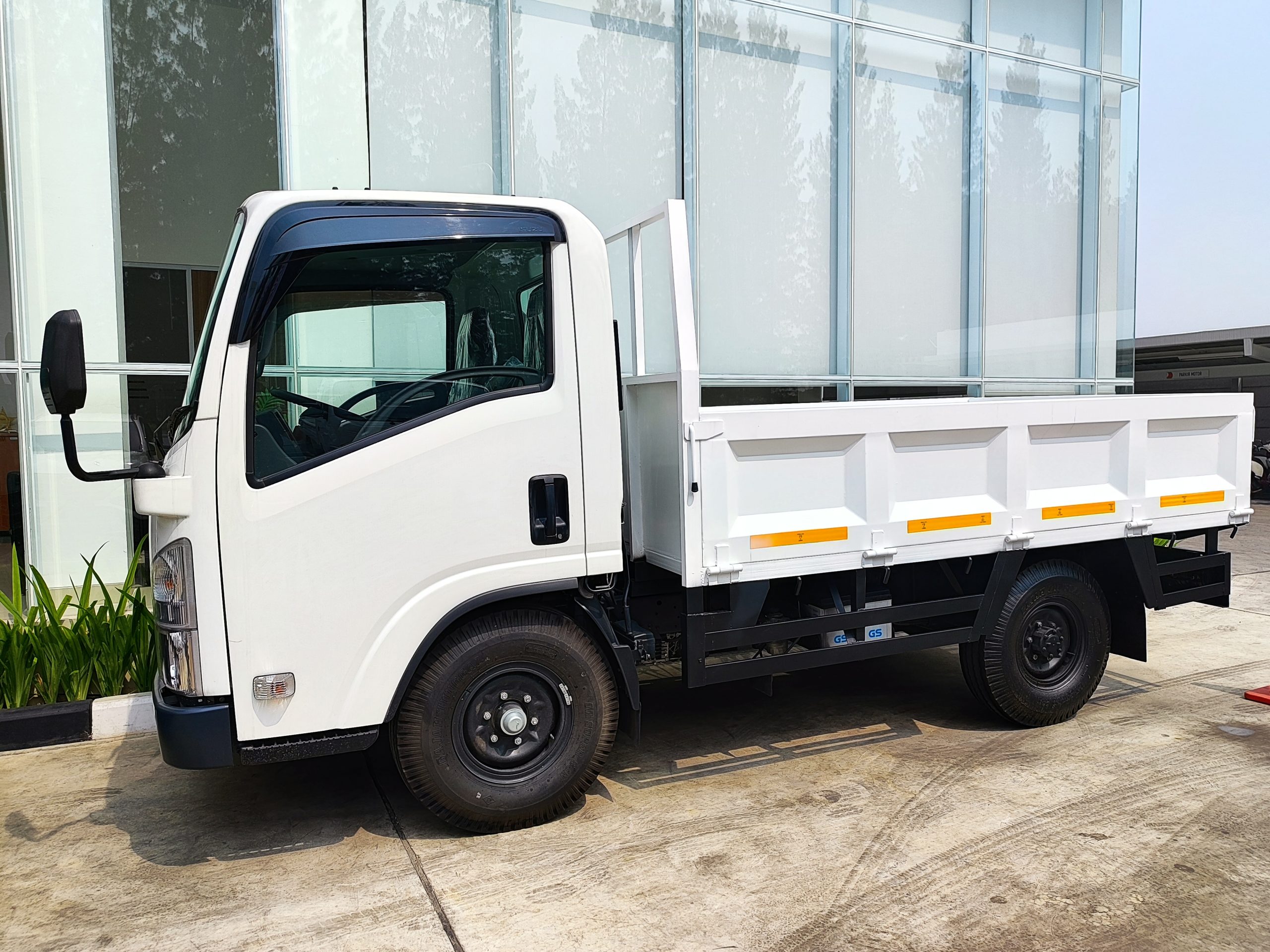 Isuzu NLR Short – Bak Besi