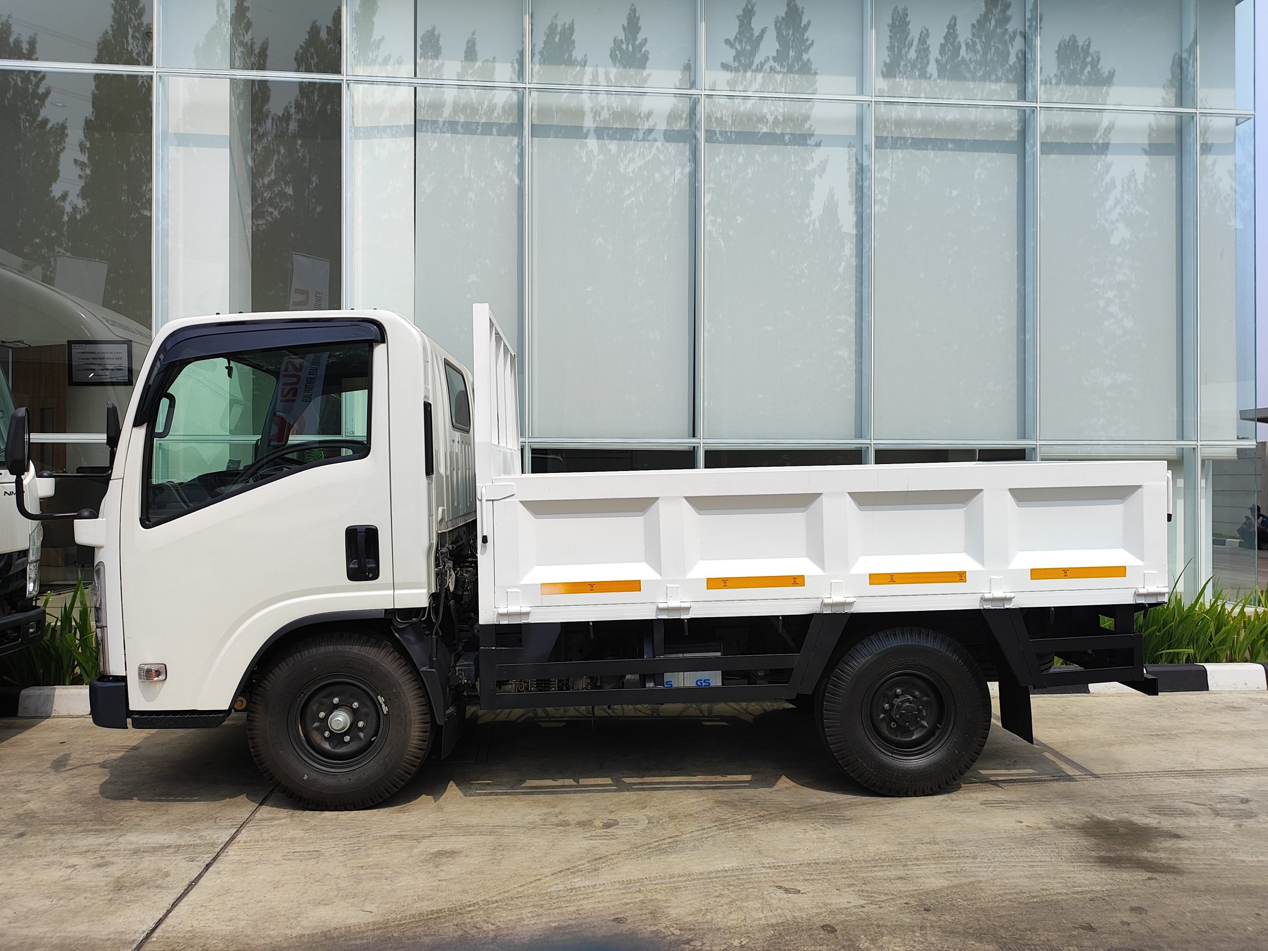 Isuzu NLR Short – Bak Besi