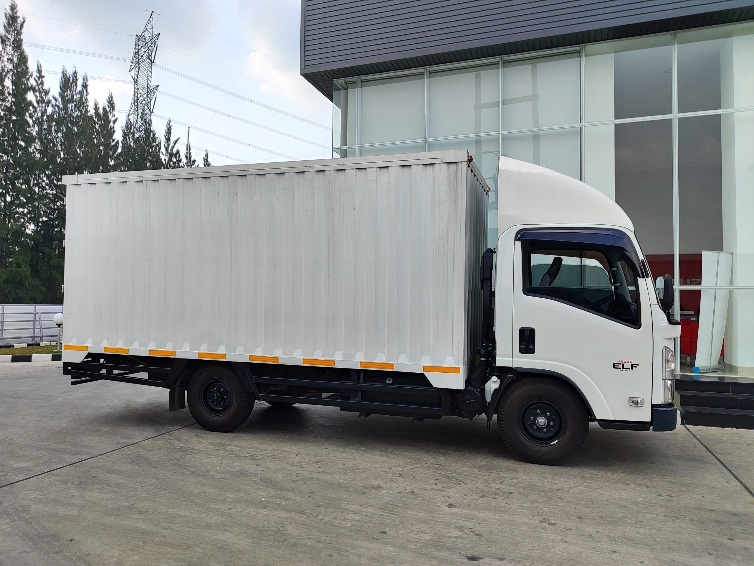 Isuzu NLR Long – Box Besi