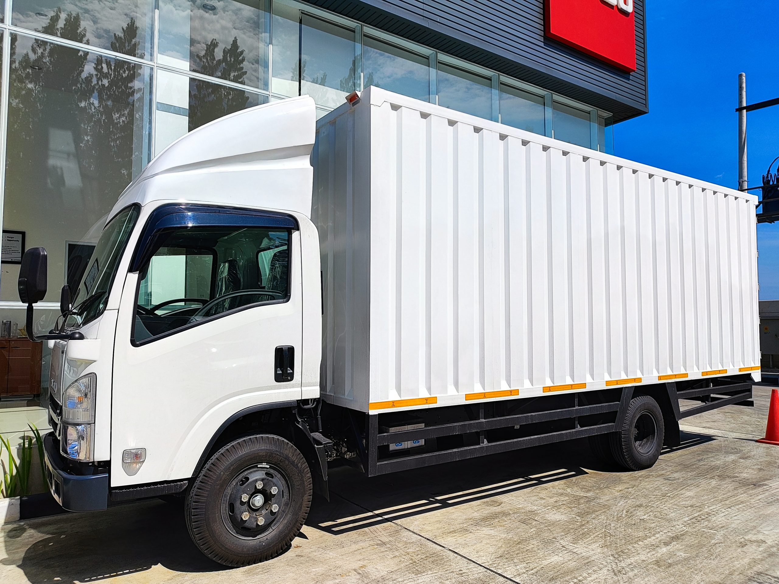 Isuzu NLR Long – Box Besi