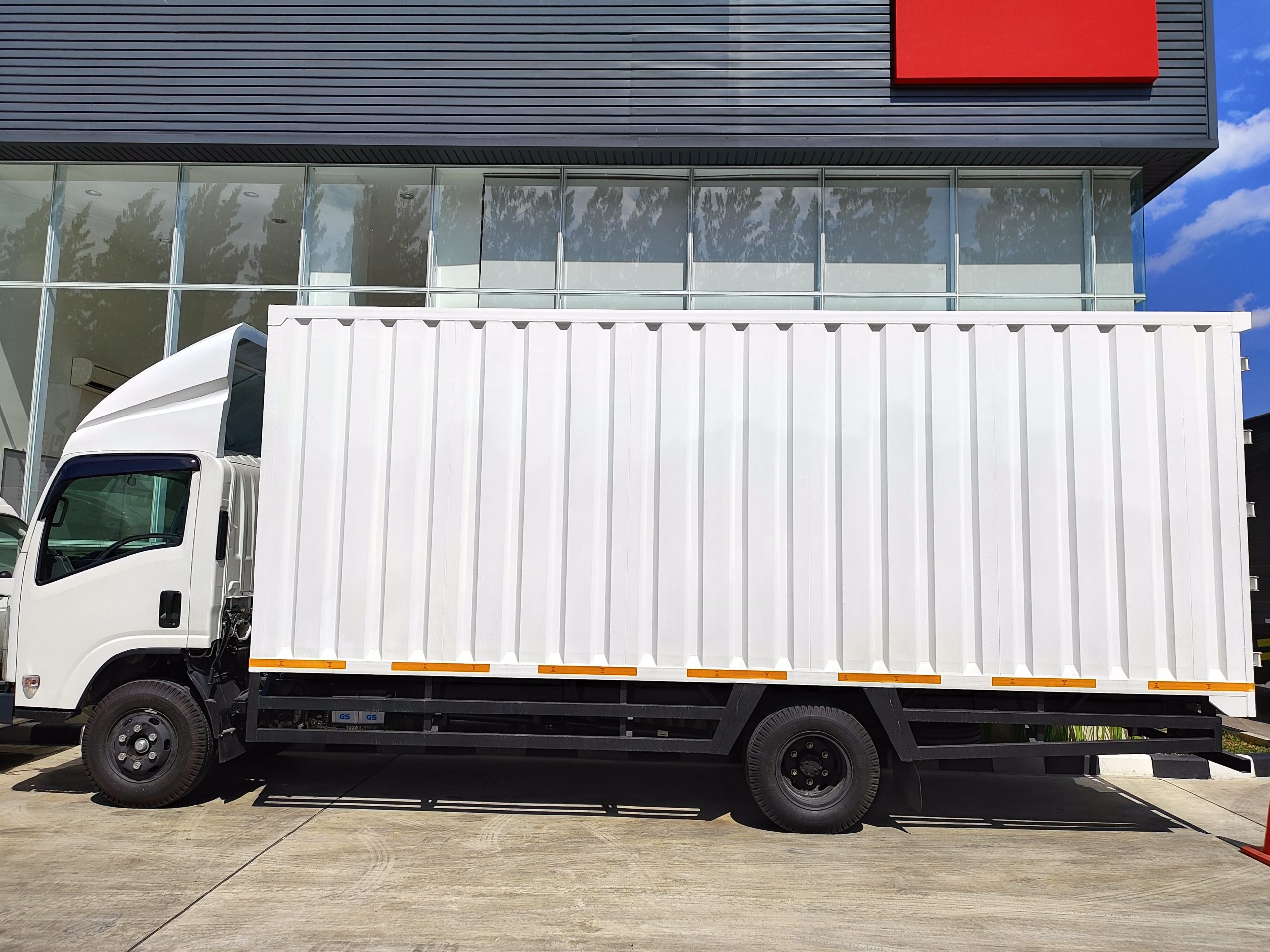 Isuzu NLR Long – Box Besi