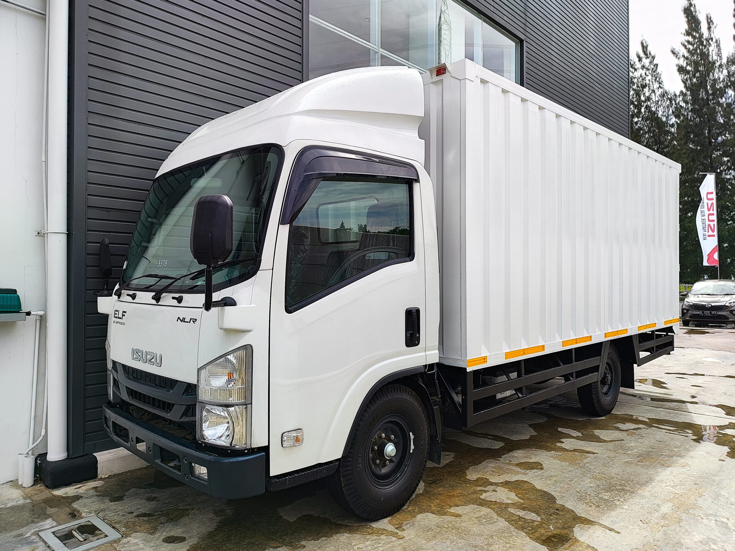 Isuzu NLR Long – Box Besi