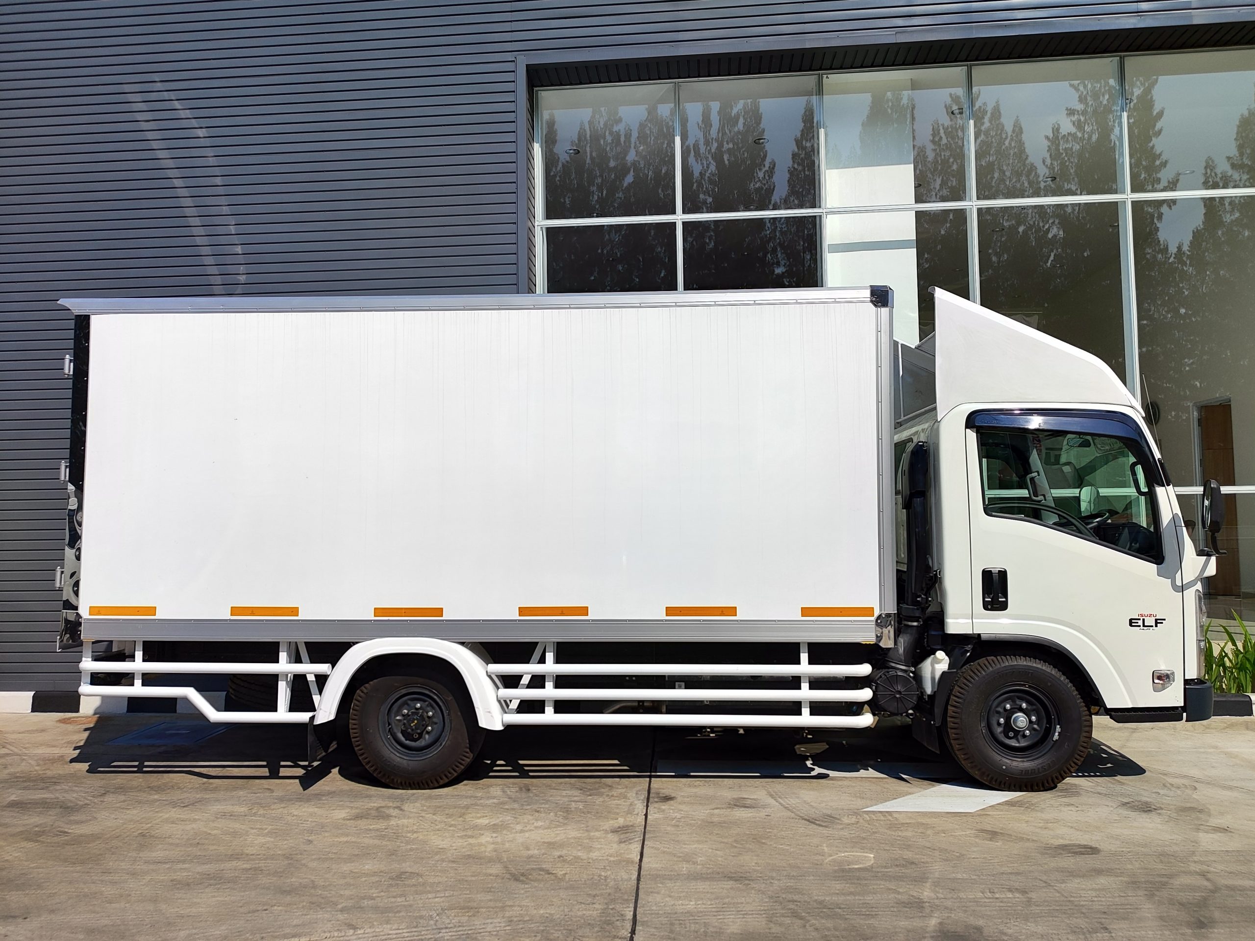 Isuzu NLR Long – Box Freezer