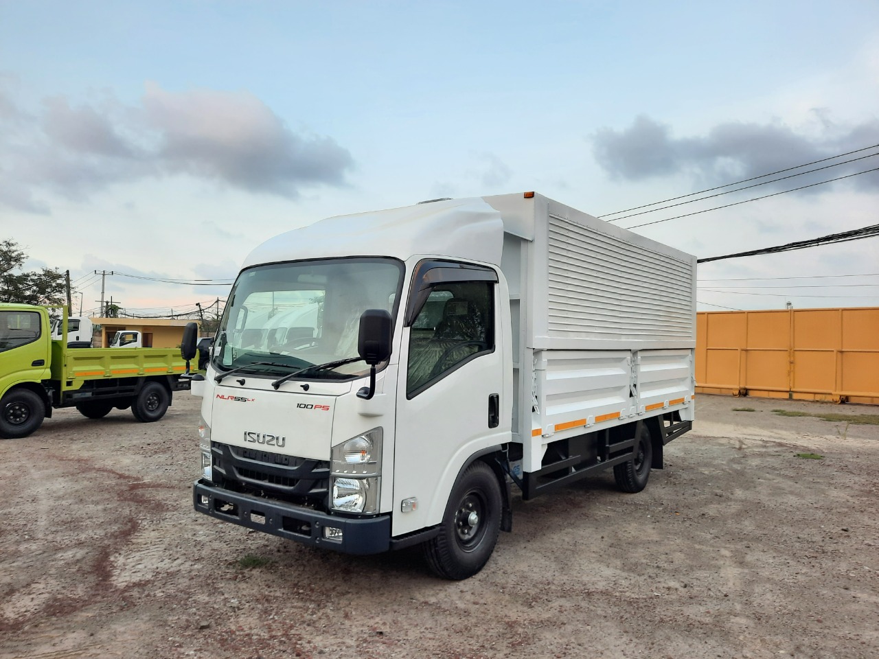 Isuzu NLR Long – Wingbox