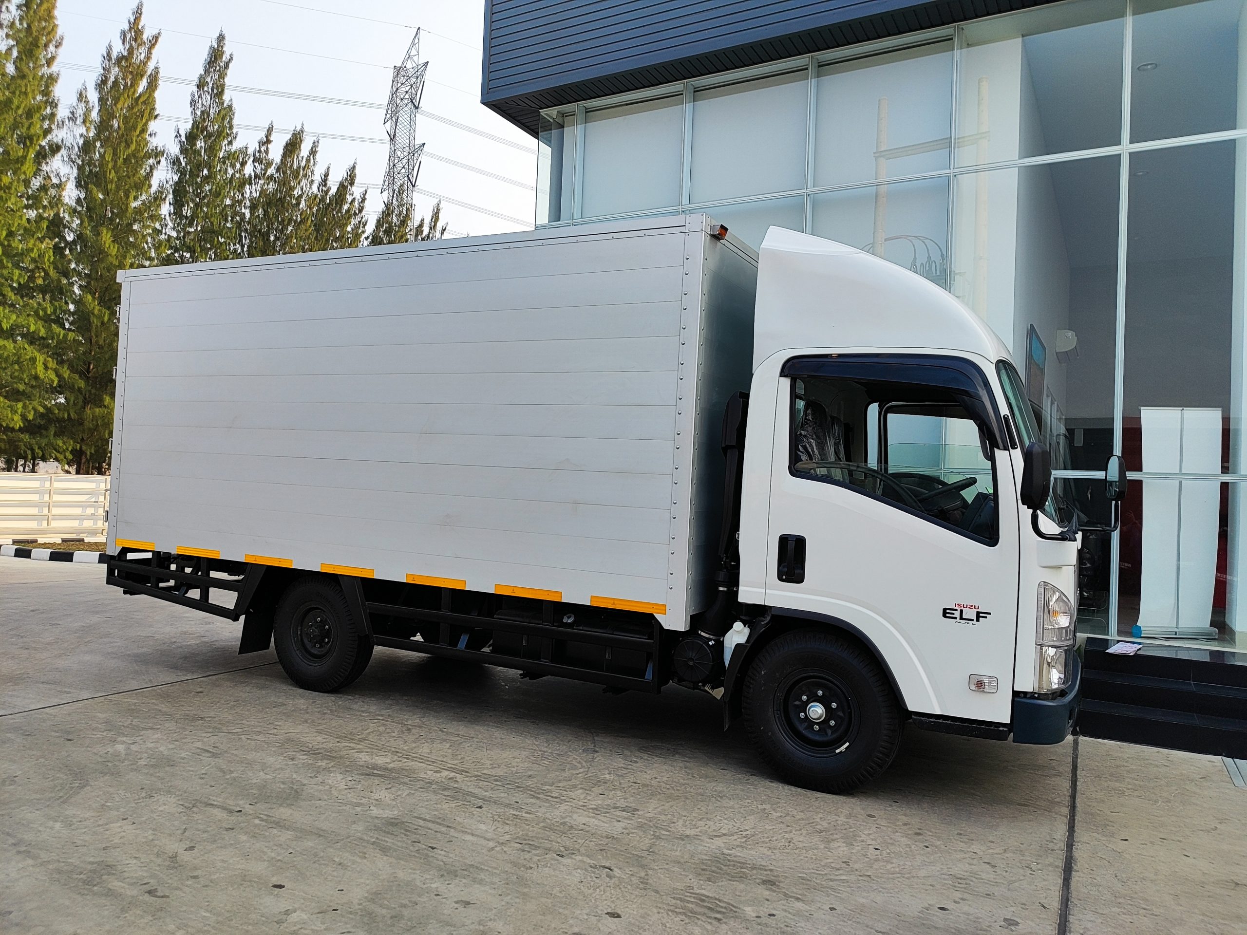 Isuzu NLR Long – Box Alumunium