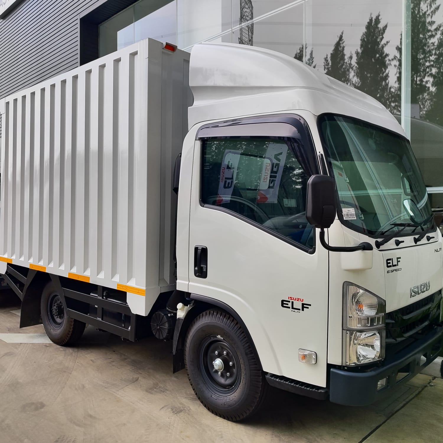 Isuzu NLR Short – Box Besi